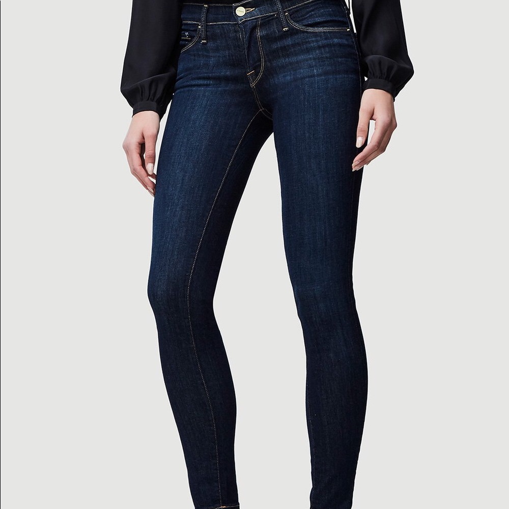 Frame Skinny De Jeanne Jeans in Dame. Size 28.